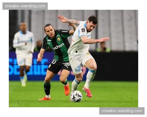 欧战归来:朗斯备战联赛,主教练弗兰克·海斯评估球员体能状况 欧战归来:朗斯备战联赛,主教练弗兰克·海斯评估球员体能状况