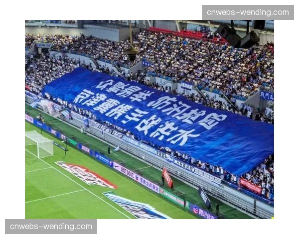 温情时刻：两队球员赛前为中圈摆放的巨型TIFO围绕，悼念已故俱乐部名宿